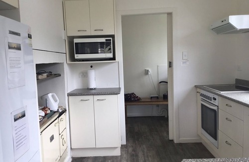 Waiwera Hütte | Gemütliches Ferienhaus am Strand