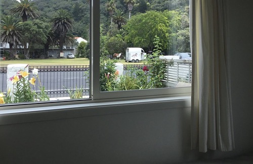 Waiwera Hütte | Gemütliches Ferienhaus am Strand