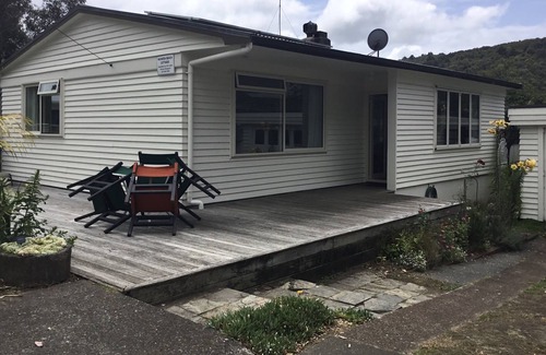 Waiwera Hütte | Gemütliches Ferienhaus am Strand