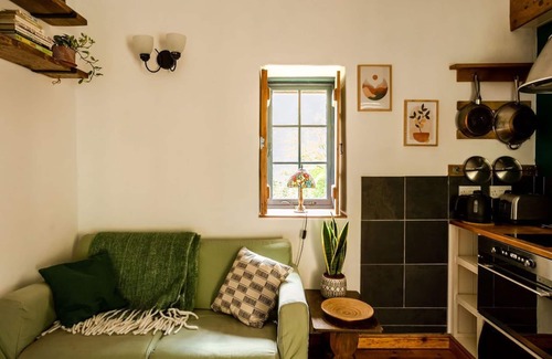 Llanfihangel Tal-y-llyn Hütte | Cosy Eco-Cottage w/ garden stream: mountains & rivers to explore!