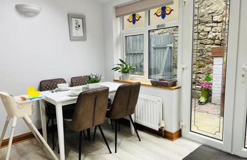 Ashbourne Haus | Cosy Heather Cottage