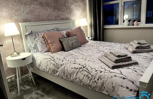 Bloxwich Haus | Cosy Home near to HS2, Airport, Solihull, NEC, M42