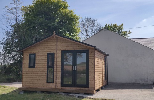 Comber Kabine | Cosy Log Cabin - views of Scrabo Tower