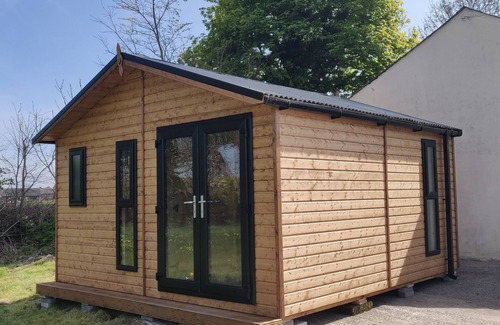 Comber Kabine | Cosy Log Cabin - views of Scrabo Tower