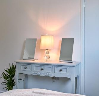 Leeds Haus | Cosy Nook - 3 Bedroom Retreat with Private Garden, Parking and Media Wall