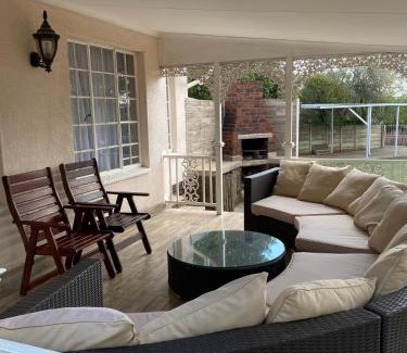 Benoni Wohnung | Cosy Room steps from the lake