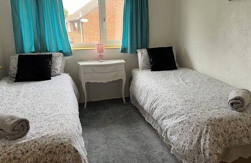 Tea Green Haus | Cosy Secure Clean House with Parking near Luton Airport