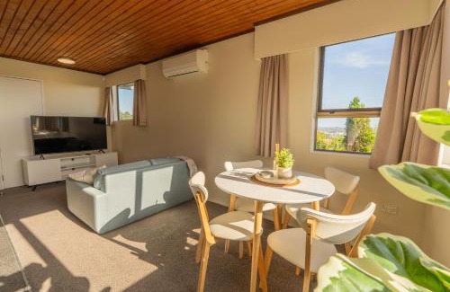 Whanganui Haus | Cosy Unit With Incredible Views & SKY TV