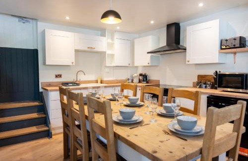 Stroud Haus | Cotswolds- Stroud-Large 5 Bedroom House-Pool Table-Sleeps 10-Near Canal Walks