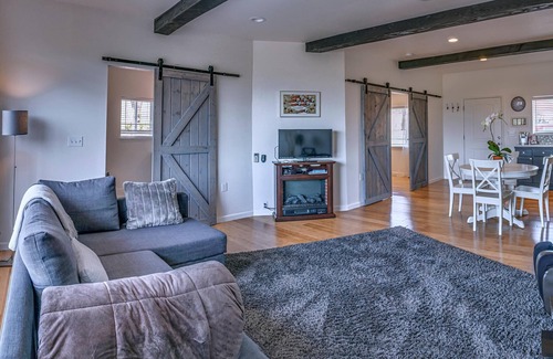 Talent Wohnung | Cottage 1 offers a king-sized bed, dining area, full kitchen, hot tub.