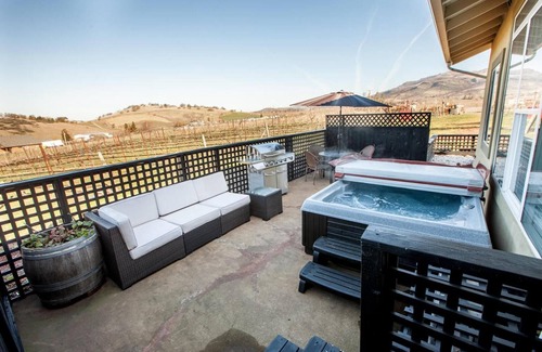 Talent Wohnung | Cottage 1 offers a king-sized bed, dining area, full kitchen, hot tub.