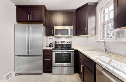 Green Hills Haus | Cottage Charm | Private Rooftop Deck