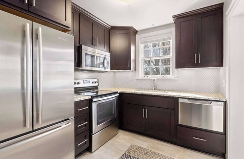 Green Hills Haus | Cottage Charm | Private Rooftop Deck