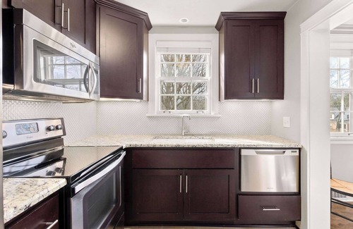 Green Hills Haus | Cottage Charm | Private Rooftop Deck