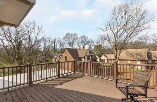 Green Hills Haus | Cottage Charm | Private Rooftop Deck
