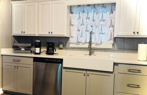 Douglasville Haus | Cottage home near downtown Douglasville’s Greystone Amphitheater.