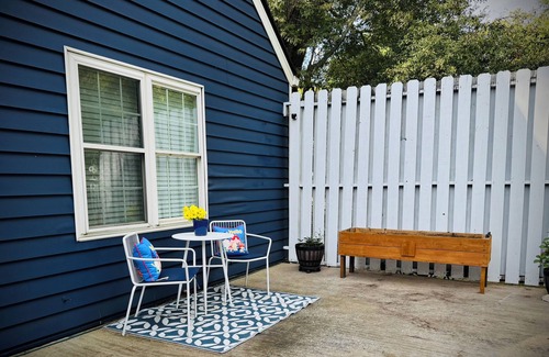 Douglasville Haus | Cottage home near downtown Douglasville’s Greystone Amphitheater.