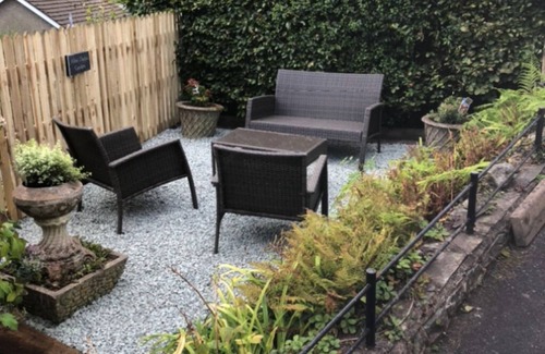 Machynlleth Hütte | Cottage in beautiful Welsh valley setting, 3 bedroom, outside space