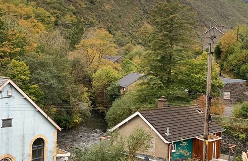 Machynlleth Hütte | Cottage in beautiful Welsh valley setting, 3 bedroom, outside space