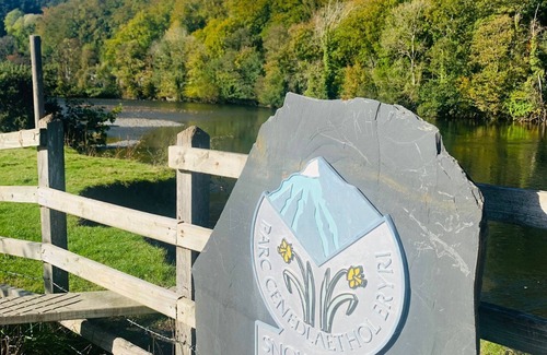 Machynlleth Hütte | Cottage in beautiful Welsh valley setting, 3 bedroom, outside space