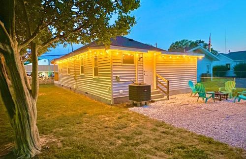 Issue Haus | Cottage in Heart of Colonial Beach, 7 Mins Walk to the Beach