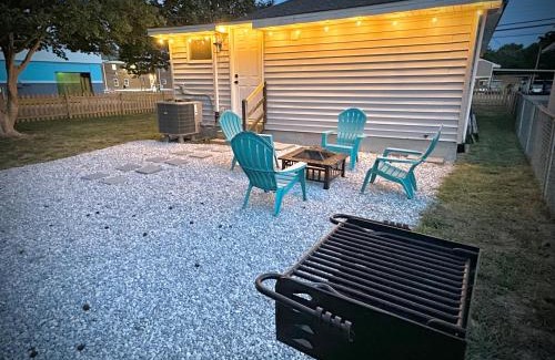 Issue Haus | Cottage in Heart of Colonial Beach, 7 Mins Walk to the Beach