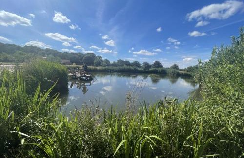 Thetford Haus | Cottage In Norfolk Sleeps 23 - Private Pool, Fishing Lake, Hot Tub Ref 99008Sc