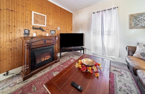 Cuyahoga Falls Hütte | cottage in the falls · Cottage in the Falls, 2 b, 2 bath, fireplace