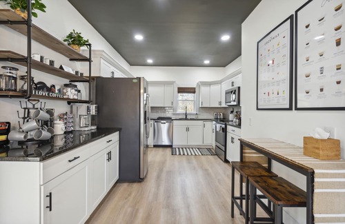 Lansdale Haus | Cottage on Main in Lansdale! Perfect for family, work, shopping, relaxing.