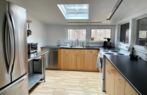 Southold Hütte | Cottage on private road and 5-min walk to beach