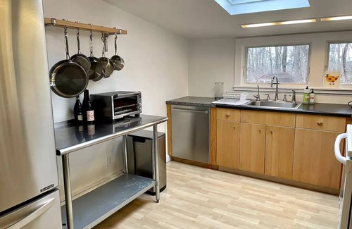 Southold Hütte | Cottage on private road and 5-min walk to beach