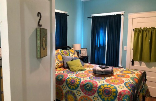 Northeast Kansas City Haus | Cottage West: A Cozy Bungalow in a Convenient, Central Locale