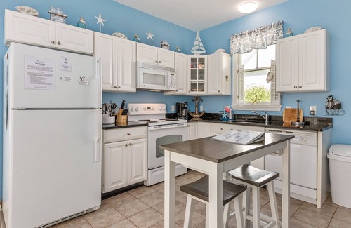 Summer Village Hütte | Cottages at Summer Village, fully furnished cottage, Wi-fi, heated pools, hot tub