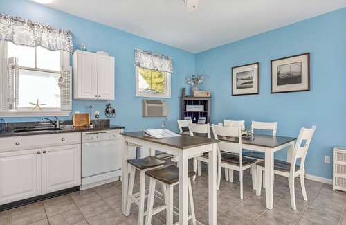 Summer Village Hütte | Cottages at Summer Village, fully furnished cottage, Wi-fi, heated pools, hot tub