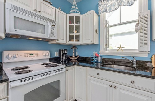 Summer Village Hütte | Cottages at Summer Village, fully furnished cottage, Wi-fi, heated pools, hot tub