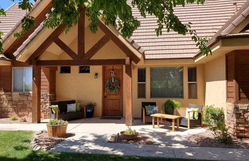 St. George Haus | Cottonwood Crossing Retreat 7 King Bedrooms, SLEEPS 36 PARKING GALORE
