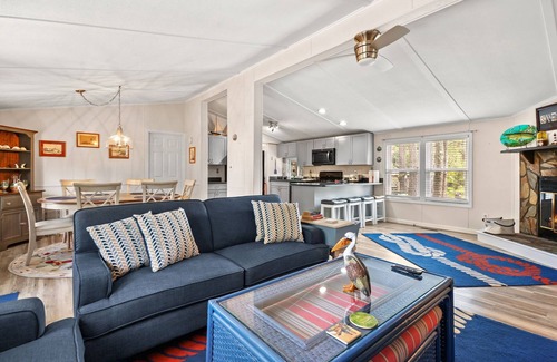 Birdsnest Haus | Counting Corks - Waterfront, Pet friendly, private dock!