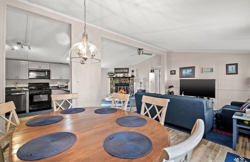 Birdsnest Haus | Counting Corks - Waterfront, Pet friendly, private dock!