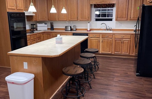 Mountain Grove Haus | Country Charm! Billiards and Ping Pong Table & Sunroom, Spacious & Sleeps 14!