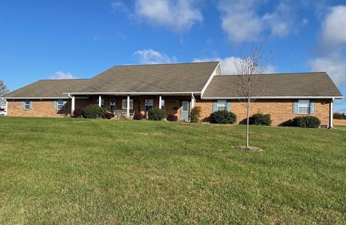 Mountain Grove Haus | Country Charm! Billiards and Ping Pong Table & Sunroom, Spacious & Sleeps 14!