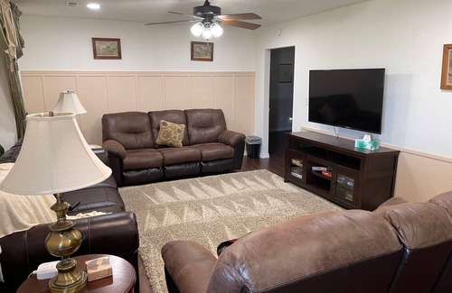 Mountain Grove Haus | Country Charm! Billiards and Ping Pong Table & Sunroom, Spacious & Sleeps 14!