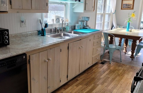 Kendall Hütte | Country cottage, Baseline Lake . Come fish, kayak or enjoy a camp fire.