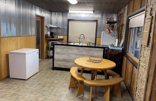 Moorcroft Kabine | Country cozy cabin on a real working ranch! Located just 2 miles off I-90.