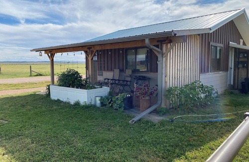 Moorcroft Kabine | Country cozy cabin on a real working ranch! Located just 2 miles off I-90.