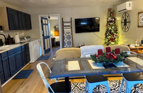 Fentress Haus | Country Escape Next DOOR Rental - Sleeps 6 - Stay upstairs in the trees