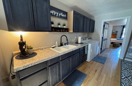 Fentress Haus | Country Escape Next DOOR Rental - Sleeps 6 - Stay upstairs in the trees