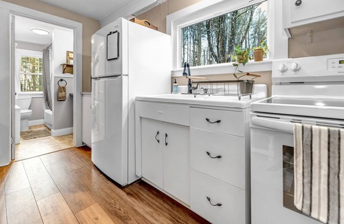 East Hampton Haus | Country getaway in 2 family home, huge yard & grounds, minutes from lakes & more