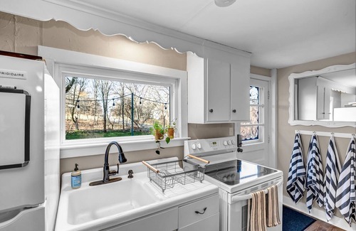 East Hampton Haus | Country getaway in 2 family home, huge yard & grounds, minutes from lakes & more