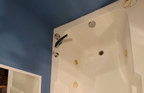 Carriere Haus | Country Home with Jacuzzi Tub!