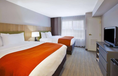 Big Rapids Hotel | Country Inn & Suites by Radisson, Big Rapids, MI